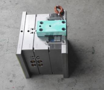 塑料模具設(shè)計方案時必須考慮到什么問題？